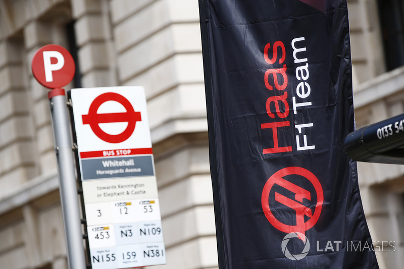 Spanduk Haas F1 Team di halte bus Whitehall