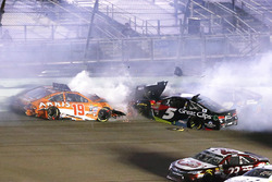 Carl Edwards, Joe Gibbs Racing Toyota, Kasey Kahne, Hendrick Motorsports Chevrolet crash