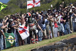 Le vainqueur Jonathan Rea, Kawasaki Racing fête sa victoire avec des fans