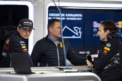 Max Verstappen, Red Bull Racing, con su padre Jos Verstappen y un miembro del equipo en el garaje