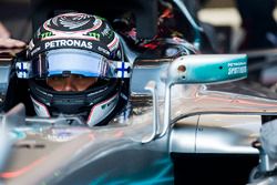 Valtteri Bottas, Mercedes AMG F1, dans son cockpit avec la visière ouverte