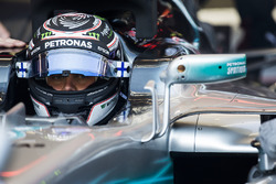 Valtteri Bottas, Mercedes AMG F1, dans son cockpit avec la visière ouverte