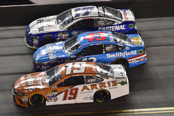 Daniel Suárez, Joe Gibbs Racing Toyota, Aric Almirola, Richard Petty Motorsports Ford, Ricky Stenhou