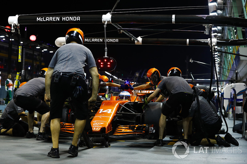 Fernando Alonso, McLaren MCL32, se detiene durante la práctica