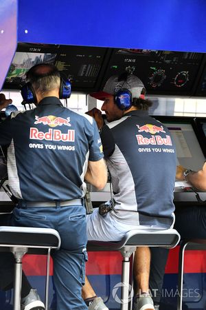 Carlos Sainz Jr., Scuderia Toro Rosso, sur le muret des stands pendant les EL1