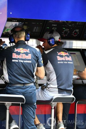 Carlos Sainz Jr., Scuderia Toro Rosso op de potmuur in de eerste vrije training