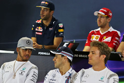 Lewis Hamilton, Mercedes AMG F1 con Felipe Massa, Williams y Nico Rosberg, Mercedes AMG F1 en la rue