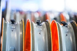 Des roues en attente de recevoir des pneus Michelin