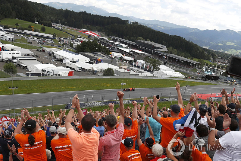 Het publiek op de banken als Verstappen de pits uitrijdt