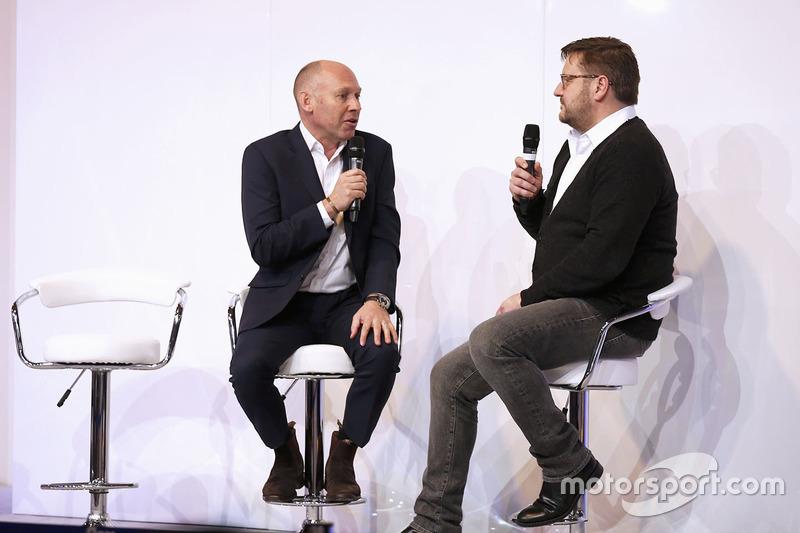 Toby Moody discute avec Paul Hembery, directeur Pirelli Motorsport