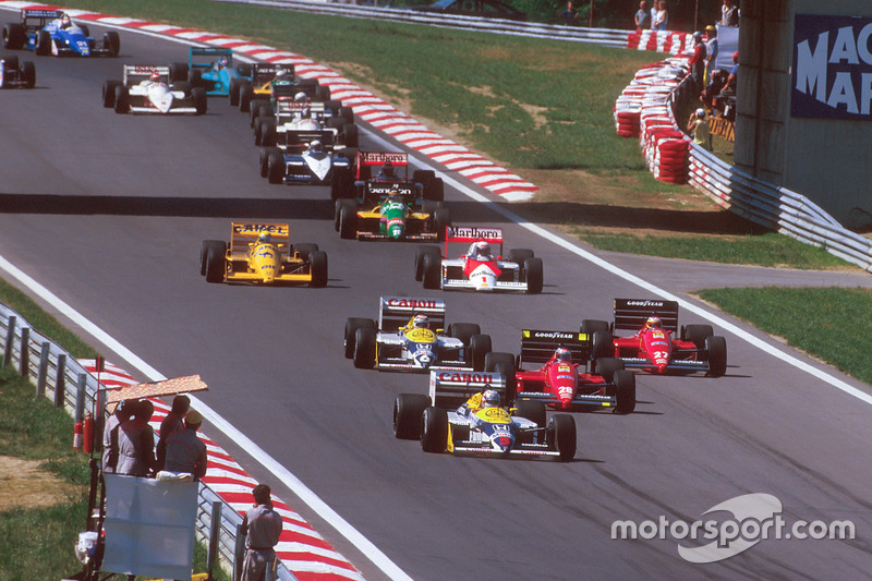 Nigel Mansell, Williams FW11B Honda, devant Gerhard Berger, Ferrari F187, Michele Alboreto, Ferrari F187, Nelson Piquet, Williams FW11B Honda, Alain Prost, McLaren MP4/3 TAG Porsche, et Ayrton Senna, Team Lotus Honda 99T