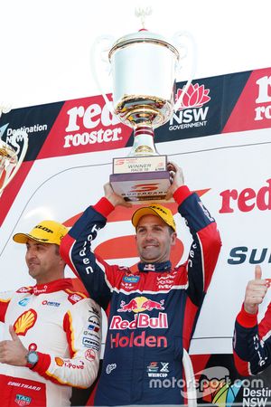 Podium: le vainqueur Jamie Whincup, Triple Eight Race Engineering Holden