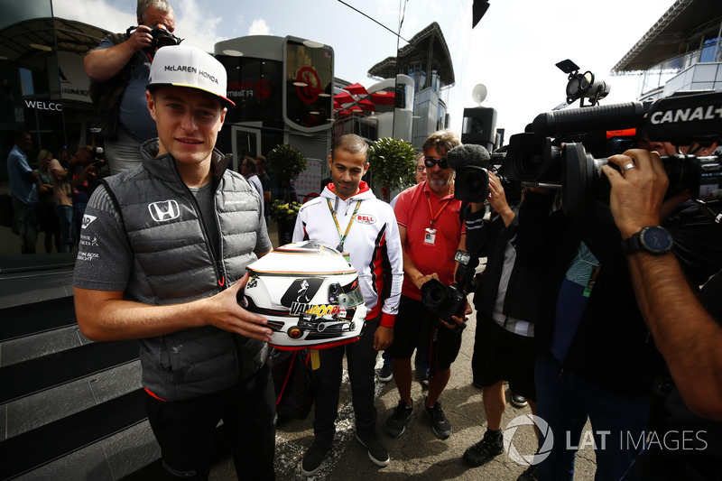 Stoffel Vandoorne, McLaren, displays a Bell helmet in front of media
