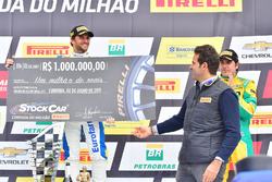 Daniel Serra recebe cheque de 1 milhão