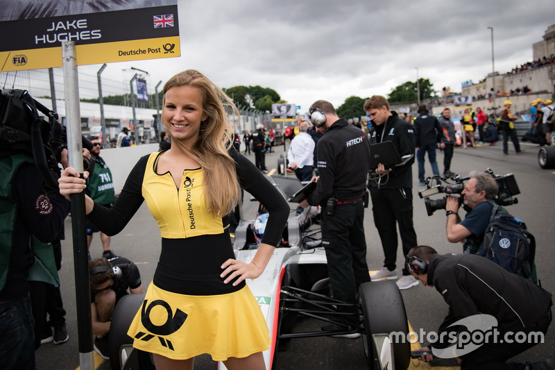 La grid girl di Jake Hughes, Hitech Grand Prix, Dallara F317 - Mercedes-Benz