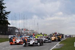 Start: Helio Castroneves, Team Penske Chevrolet leads