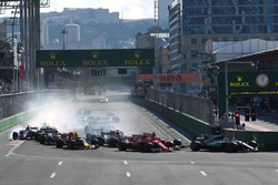 Valtteri Bottas, Mercedes AMG F1 W08 devant Sebastian Vettel, Ferrari SF70H et Kimi Raikkonen, Ferrari SF70H au départ