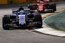 Marcus Ericsson, Sauber C36, devant Sebastian Vettel, Ferrari SF70H