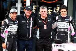 Гонщик Sahara Force India F1 Серхио Перес, маркетинговый директор BWT Лутц Хюбнер, главный операцион