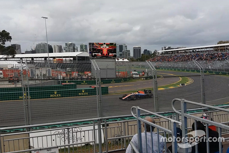 Rio Haryanto beraksi di atas mobil Manor MRT05 saat Q1