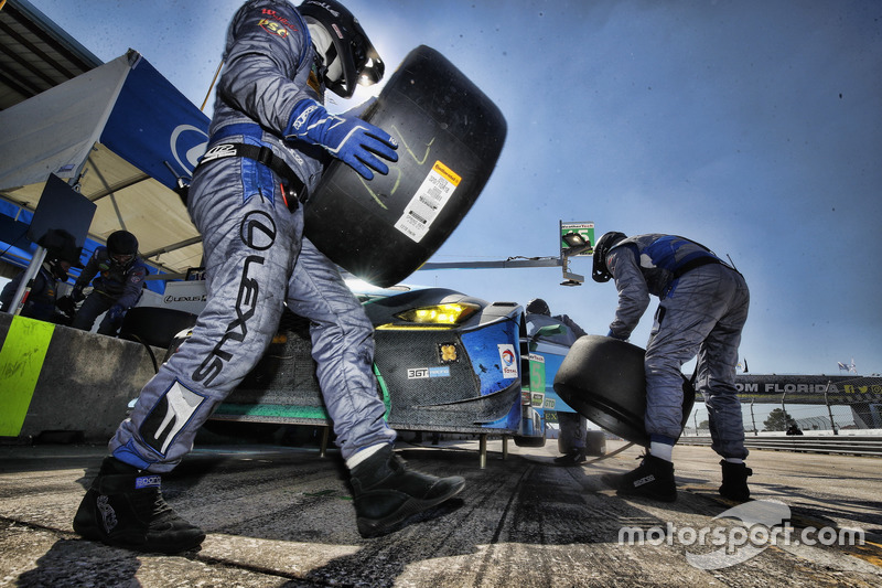 #15 3GT Racing Lexus RCF GT3: Robert Alon, Jack Hawksworth, Austin Cindric, Pit stop