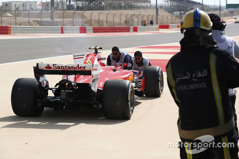 Болід Кімі Райкконена, Ferrari SF70H, після проблем з двигуном у першій практиці