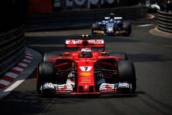 Kimi Raikkonen, Ferrari SF70H, Pascal Wehrlein, Sauber C36-Ferrari, Lance Stroll, Williams FW40