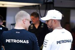 Гонщики Mercedes AMG F1 Валттери Боттас и Льюис Хэмилтон