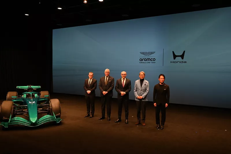 Stefano Domenicali, Lawrence Stroll, Toshihiro Mibe, CEO de Honda, y Koji Watanabe, CEO de HRC 
