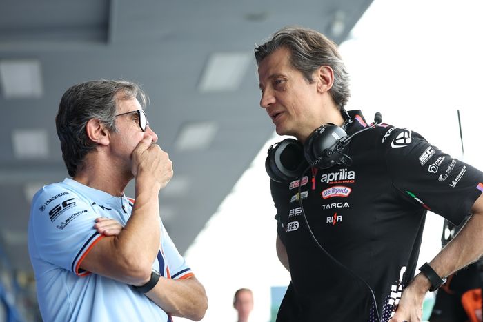 Давиде Бривио, руководитель команды Trackhouse Racing, Массимо Ривола, генеральный директор Aprilia Racing