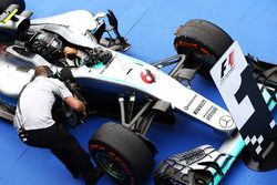 El ganador de la carrera Nico Rosberg, Mercedes AMG F1 W07 Hybrid celebra en parc ferme