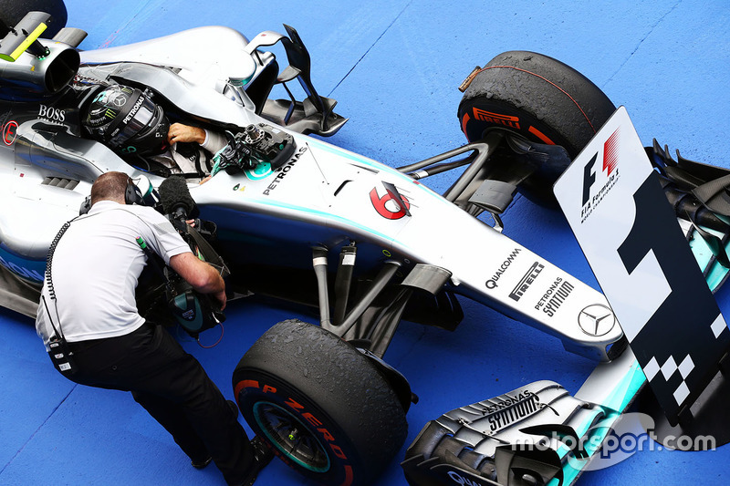 Il vincitore della gara Nico Rosberg, Mercedes AMG F1 W07 Hybrid nel parco chiuso