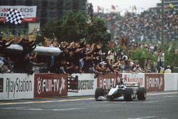 Mika Hakkinen, McLaren Mercedes take the win and World Championship