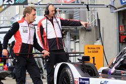 Des mécaniciens Porsche Team