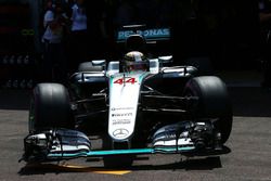 Lewis Hamilton, Mercedes AMG F1 W07 Hybrid deja los pits