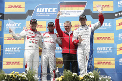 Podium Race 1: tweede plaats Norbert Michelisz, Honda Racing Team JAS, Honda Civic WTCC; Winnaar Jos
