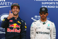 Polesitter Daniel Ricciardo, Red Bull Racing, mit Lewis Hamilton, Mercedes AMG F1 Team