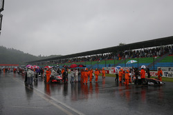 レース再開を待つマシンたち