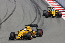 Kevin Magnussen, Renault Sport F1 Team RS16 leads team mate Jolyon Palmer, Renault Sport F1 Team RS1