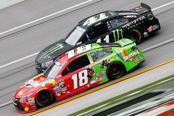 Kyle Busch, Joe Gibbs Racing Toyota, und Kurt Busch, Stewart-Haas Racing Chevrolet