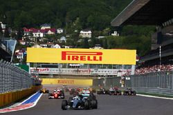 Nico Rosberg, Mercedes AMG F1 Team W07 leads at the start of the race