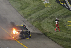 Tony Stewart, Stewart-Haas Racing s'extirpe de sa voiture après son crash