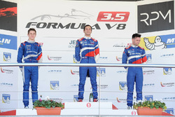 Podio: ganador de la carrera Matevos Isaakyan, SMP Racing; segundo lugar Egor Orudzhev, Arden Motors
