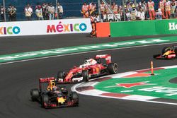 Max Verstappen, Red Bull Racing RB12 y Sebastian Vettel, Ferrari SF16-H