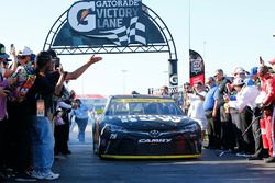 Il vincitore della gara Martin Truex Jr., Furniture Row Racing Toyota