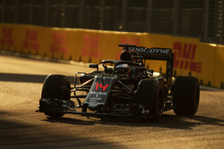 Fernando Alonso, McLaren MP4-31 dengan penutup kokpit Halo