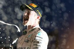 Ganador de la carrera Nico Rosberg, Mercedes AMG F1 que se celebra en el podio