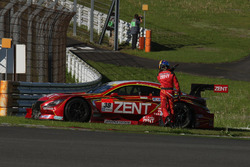 ストップした#38 ZENT CERUMO RC F