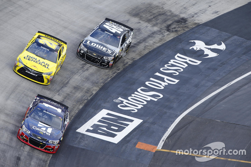 Jamie McMurray, Chip Ganassi Racing Chevrolet, Matt Kenseth, Joe Gibbs Racing Toyota, Jimmie Johnson