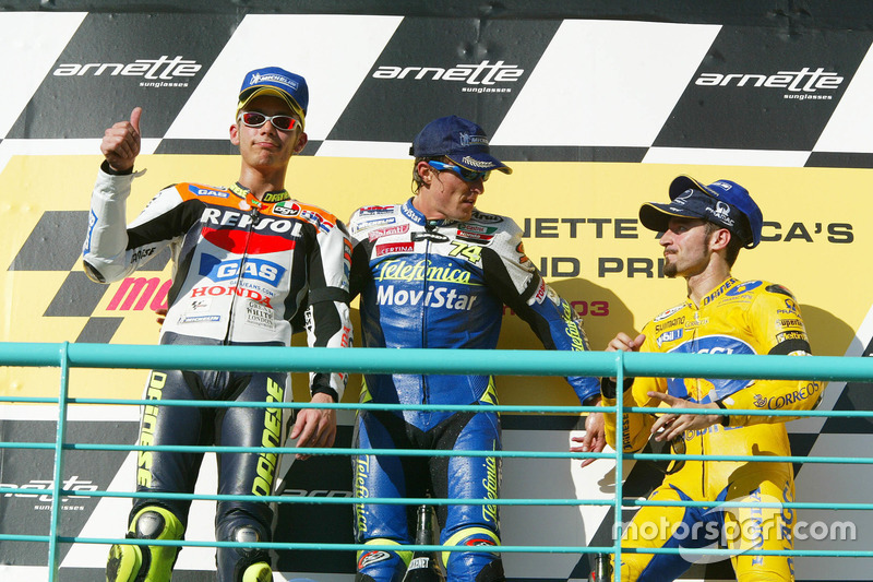 Podium: race winner Sete Gibernau, Telefónica Movistar Honda, second place Valentino Rossi, Repsol H